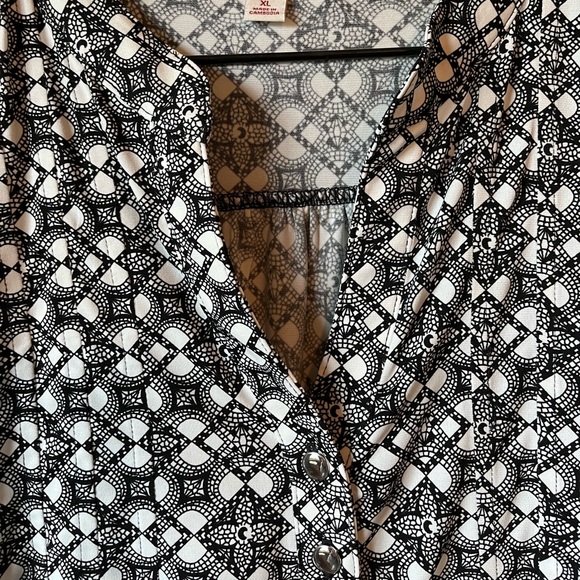 db Black and White sleeveless blouse with button detail - Picture 4 of 6